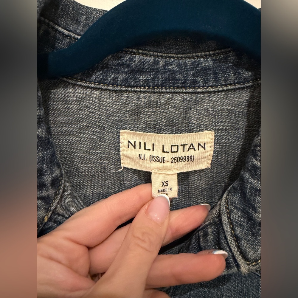 NILI LOTAN Travis Denim Shirt In Classic Wash Size XS EUC - Picture 5 of 16